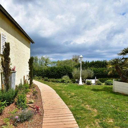 Superb Holiday Home Near The Beach Quinéville Zewnętrze zdjęcie